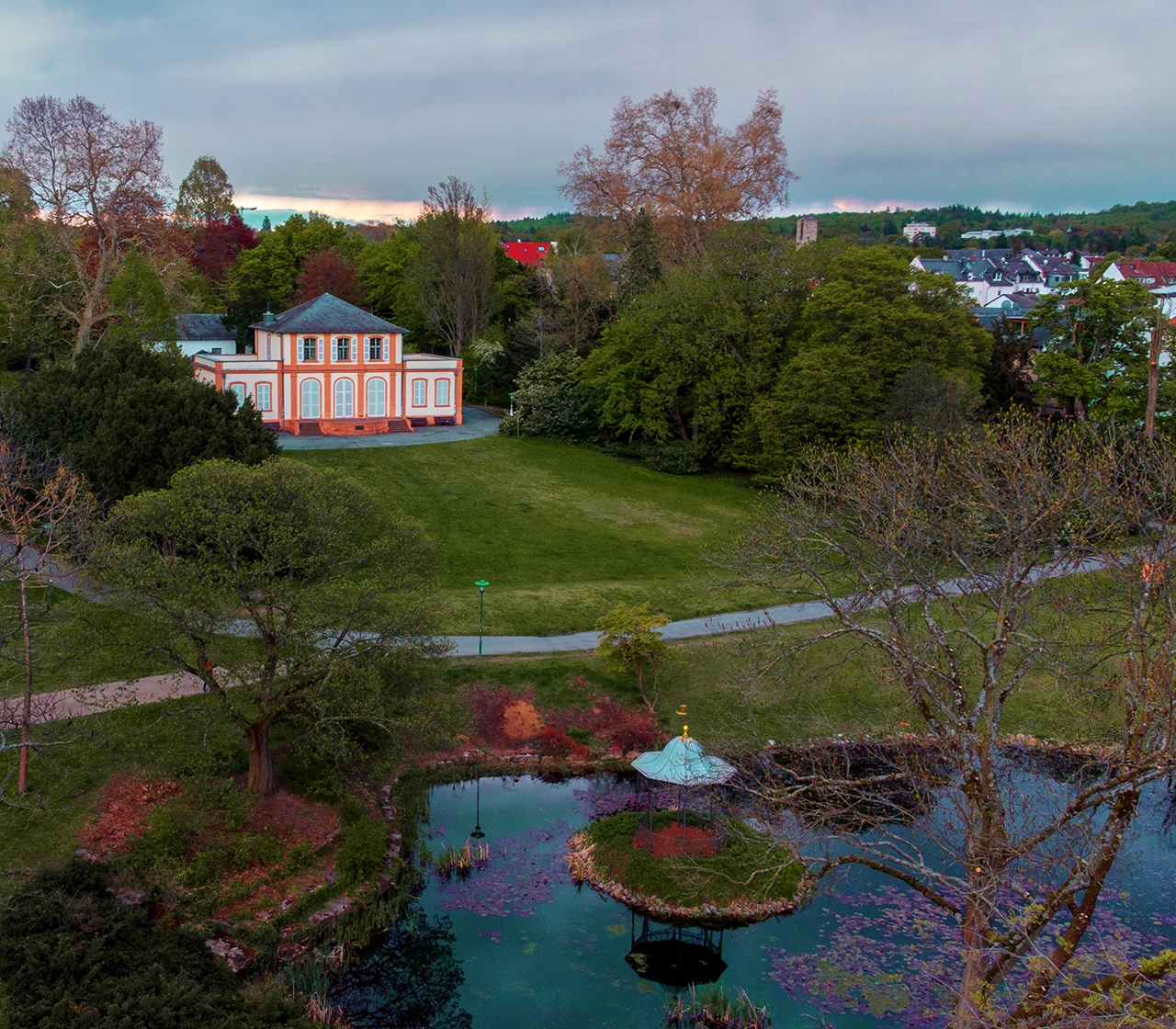 Prinz-Emil-Garten mit Blick auf das Prinz-Emil-Schlösschen. Das Gartenpalais in Darmstadt-Bessungen.