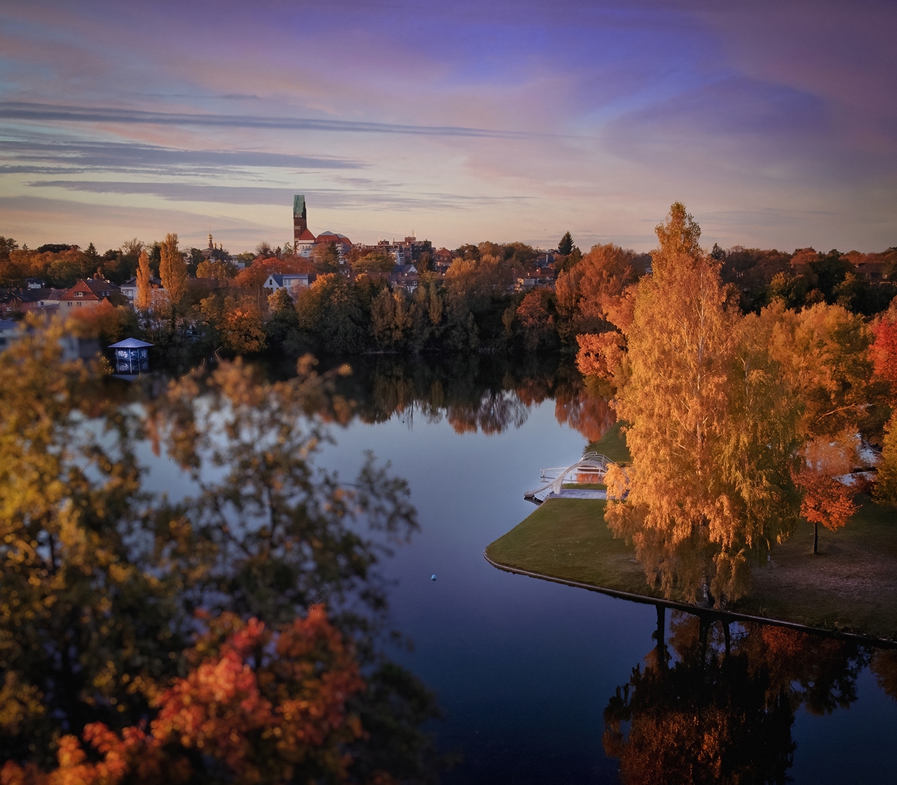 Großer Woog in Darmstadt - Blick in Richtung Fünf-Finger-Turm